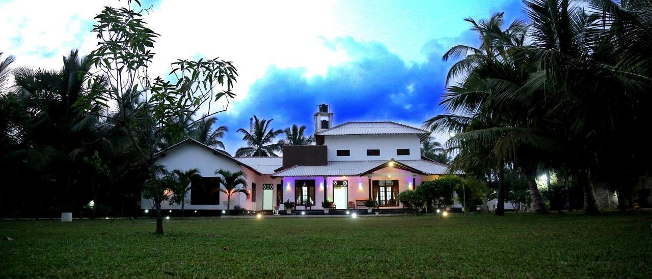 Grand Hilton Hotel Negombo Exterior photo